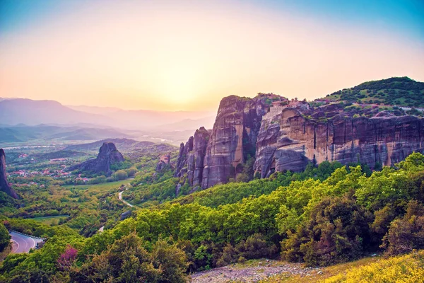 günbatımı Yunanistan Meteora taşlara ünlü vadisinde muhteşem büyülü manzara. Büyük şaşırtıcı dünya. Konumlar.