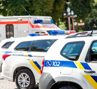 Polis arabaları karşı bir şehir sokak bir parçası üzerinde sinyal lambaları. (Güvenlik, yardım, hukuk - kavram)