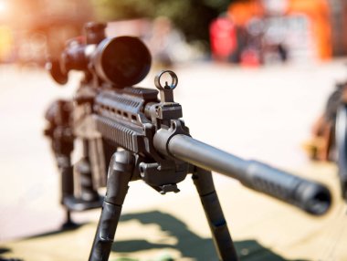 Silah yakın çekim üzerinde optik görüş (tehlike, gol, terörizm - kavram)