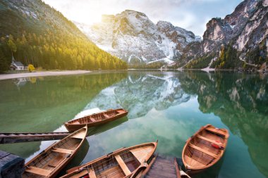 Fanes-Sennes-Braies doğal park South Tyrol, Alpler, İtalya, Europe Dolomites içinde gölde gemilerde, büyülü güzel peri sonbahar yatay. 
