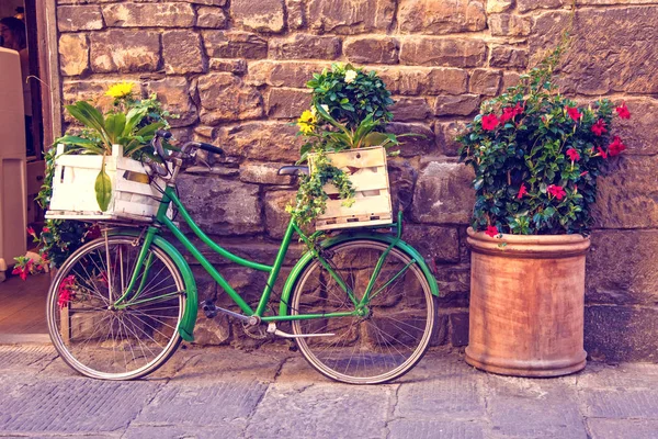 Bela Paisagem Urbana Com Uma Bicicleta Verde Perto Parede Velha — Fotografia de Stock
