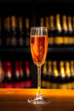 Soyut resim arka planda şampanyayla bir cam şişe (kutlamalar, yıldönümleri, şarap - kavram)