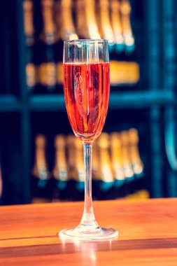 Soyut resim arka planda şampanyayla bir cam şişe (kutlamalar, yıldönümleri, şarap - kavram)