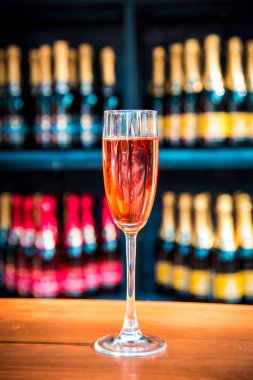 Soyut resim arka planda şampanyayla bir cam şişe (kutlamalar, yıldönümleri, şarap - kavram)