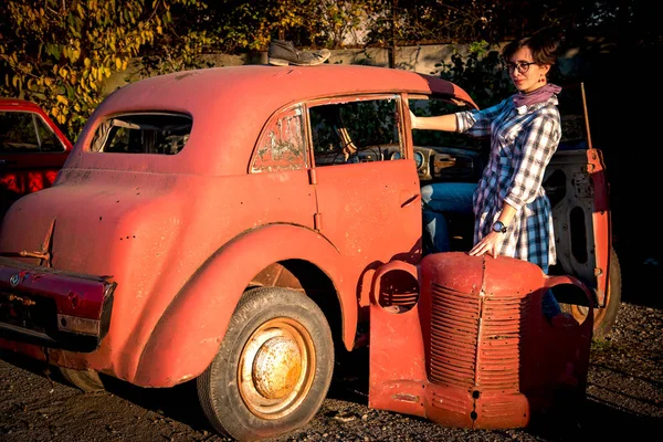 Hezká Dívka Pózuje Kolem Vyhodili Staré Červené Retro Auto — Stock fotografie