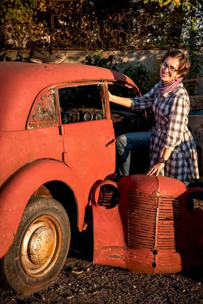 Een Mooi Meisje Poseren Rond Een Geworpen Oude Rode Retro — Stockfoto