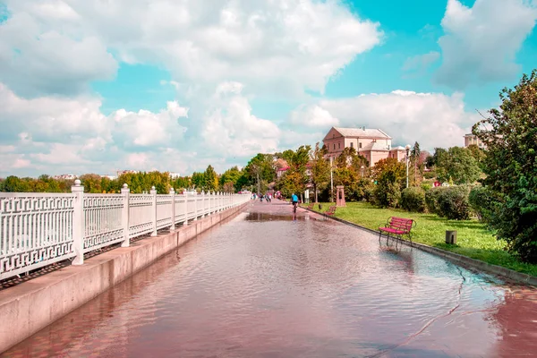 ウクライナの後テルノーピリの遊歩道上の水たまりのベンチのある公園で魔法秋の風景 素晴らしい場所です 人気のある観光街路空間 — ストック写真