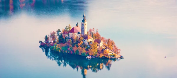 神奇秋天风景与海岛在湖流血 Blejsko Jezero 朱利安阿尔卑斯 斯洛文尼亚 朝圣旅游胜地 内心的平静 — 图库照片