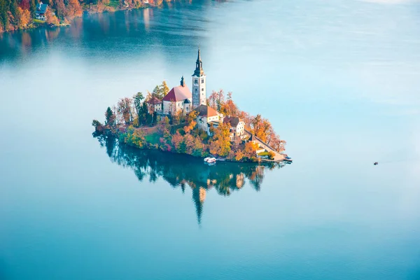 Paisagem Mágica Outono Com Barco Perto Ilha Lago Bled Blejsko — Fotografia de Stock