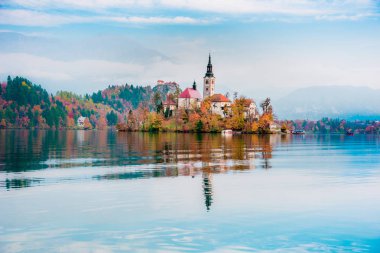 Lake Bled (Blejsko jezero) adada, büyülü sonbahar yatay. Julian Alps, Slovenya, Avrupa. Konumlar. Hac turistik yerler. (Meditasyon, seyahat, iç barış, uyum, balayı - kavram)