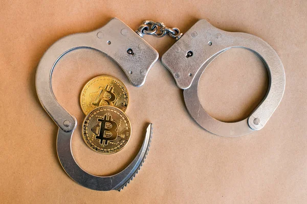 Bitcoins Und Handschellen Als Abstraktes Symbol Des Verbrechens Das Eine — Stockfoto