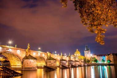 büyüleyici şehir manzarası Vltava Nehri Prag, Çek Cumhuriyeti eski şehirde akşam