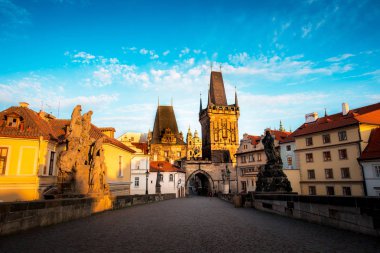 Charles Köprüsü'nden güneşli bir büyülü görünümü Old Town Prague, Çek Cumhuriyeti