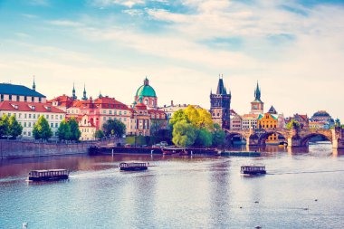 Prag, Çek Cumhuriyeti eski şehirde Vltava Nehri üzerinde Charles Köprüsü ile pitoresk büyülü güzel manzara. inanılmaz yerler. popüler turistik atraction
