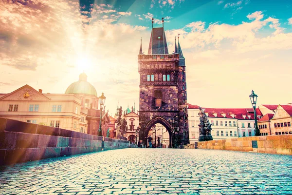 可爱迷人的神秘景观与拱形塔在查理大桥在布拉格 捷克共和国的一个古老的城市在黎明 惊人的地方 流行的旅游活动 — 图库照片