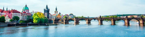 风景如画的神奇美丽的风景与查尔斯桥伏尔塔瓦河在布拉格老城 捷克共和国 惊人的地方 流行的旅游活动 — 图库照片