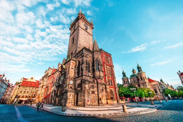 時計塔とチェコ共和国のプラハの中央広場上の魅惑的な魔法の美しい風景です 素晴らしい場所です 人気のある観光街路空間 — ストック写真