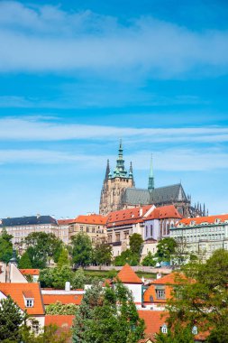 Eski şehir ve St. Vitus Katedrali ve St. George Kilisesi Prag, Çek Cumhuriyeti ile Hradcany (Prag Kalesi) güzel manzara. inanılmaz yerler. popüler turistik atraction