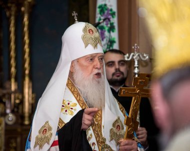 Ternopil, Ukrayna 18 Aralık 2018: Ukraynalı Ortodoks Ternopil en eski kilisede birleştirici için minnettar bir dua sırasında Birleşik autocephalous Ukraynalı Ortodoks Kilisesi Filaret fahri Patrik.