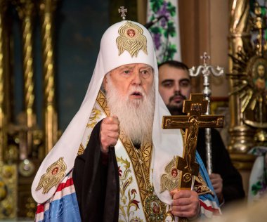 Ternopil, Ukrayna 18 Aralık 2018: Ukraynalı Ortodoks Ternopil en eski kilisede birleştirici için minnettar bir dua sırasında Birleşik autocephalous Ukraynalı Ortodoks Kilisesi Filaret fahri Patrik.