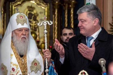 Ternopil, Ukrayna 18 Aralık 2018: Ukraynalı Ortodoks Ternopil en eski kilisede birleştirici için minnettar bir dua sırasında Birleşik autocephalous Ukraynalı Ortodoks Kilisesi Filaret fahri Patrik.