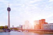 Medienhafen mit futuristischen Gebäuden und Turm in Düsseldorf