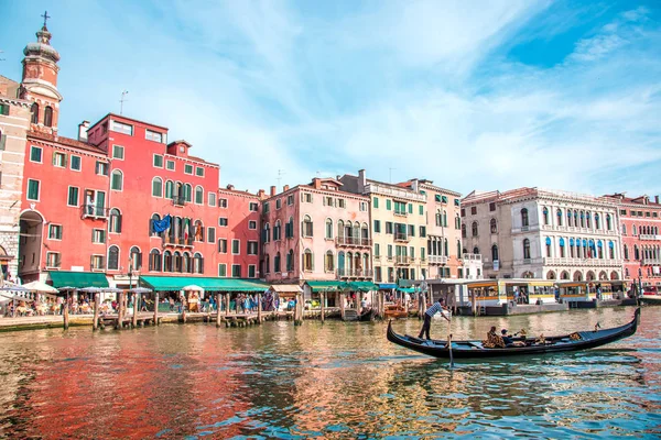 イタリア ヴェネツィアの運河でゴンドラと美しい風景 ランドマーク 巡礼の街 — ストック写真