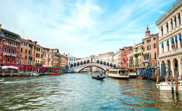 ヴェネツィア イタリア ヨーロッパで晴れた日に運河をゴンドラでの魔法の風景 ロマンチックな旅行 新婚旅行 コンセプト — ストック写真