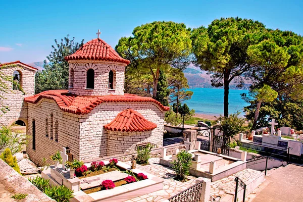 Güzel manzara ile Argostoli, Kefalonia, Yunanistan denizde yakınındaki mezarlıkta eski bir kilise. İnanılmaz çekici çarpıcı yerleştirir. önemli turistik kasabaları.