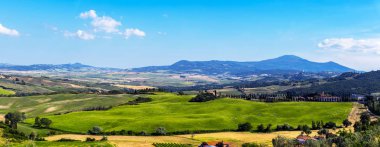 Hills Toskana, İtalya bulutlu gökyüzü karşı büyülü güzel manzara. Güzel yerler.
