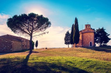 Madonna di Vitaleta, San Quirico d'Orcia (Val d'Orcia) Toskana, İtalya Şapel ile büyüleyici manzara. Mükemmel turistik yerler. 
