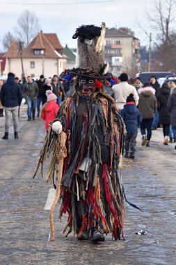 Halk Festivali-karnaval üyeleri Malanka Krasnoilsk, Chernivtsi bölgesi içinde