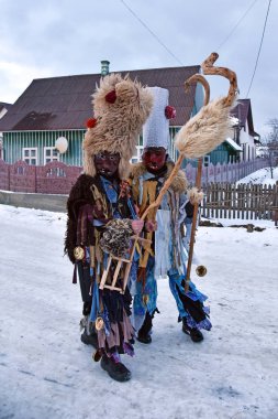 Krasnoilsk, Ukrayna 14 Ocak 2018: Üyeler Halk Festivali-karnaval Malanka Krasnoilsk, Chernivtsi bölgesi içinde