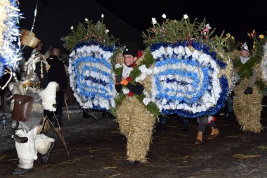 Krasnoilsk, Ukrayna 14 Ocak 2018: Üyeler Halk Festivali-karnaval Malanka Krasnoilsk, Chernivtsi bölgesi içinde