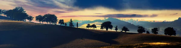 ヴァル ドルチャ トスカーナ イタリアで曇り空の背景の丘 素晴らしい場所 — ストック写真