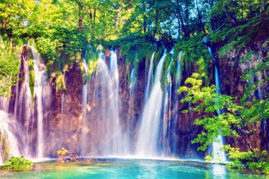 Büyülü güzel, nefes kesici doğal sahne Plitvice, Hırvatistan milli yedekte şelaleler ile. Büyüleyici yerleri.