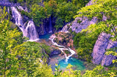 Büyülü güzel, nefes kesici doğal sahne Plitvice, Hırvatistan milli yedekte şelaleler ile. Büyüleyici yerleri.