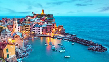 Vernaca Bay, Cinque Terre, İtalya için denizde teknelerle inanılmaz manzarası. Güzel yerleri.