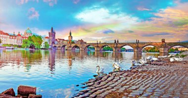 Kuğular eski şehir, Prag, Çek Cumhuriyeti şafakta Vltava Nehri üzerinde inanılmaz güzel parlak renkli yatay