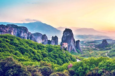 Yunanistan 'ın ünlü Meteora kayaları vadisinde muhteşem büyülü bir manzara. Harika bir dünya. Çekim.