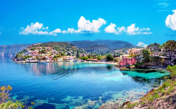Güzel manzara ile pitoresk kasaba Asos, Yunanistan, Kefalonia bulutlarda arka plan üzerinde koyu ve renkli binalar. Güzel heyecan verici yerler.