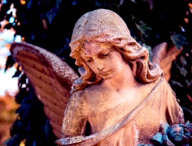 Altın bir parıltı eski mezarlığı antik heykel melek bir parçası. Aşk, görünmez güçler, saflık, Aydınlanma, Bakanlığı sembolü. Savaş arabası.