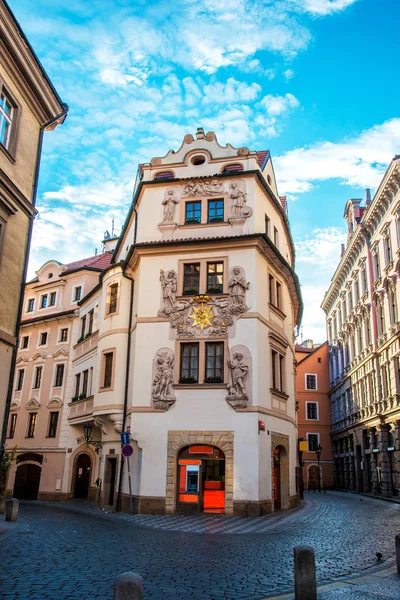 Straatmening met een mooi huis in de oude stad van Praag, Cz — Stockfoto