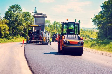 Silindirler yeni asfalt th içinde rulo, endüstriyel yatay