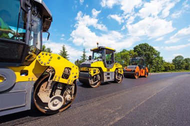 Silindirler yeni asfalt th içinde rulo, endüstriyel yatay
