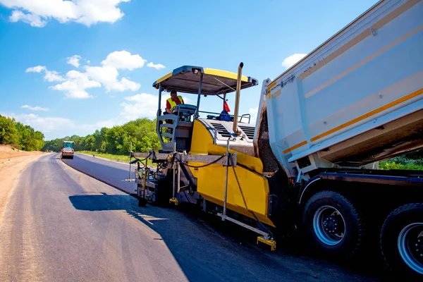 Lastbilen häller asfalt på vägen-om mekanismen — Stockfoto