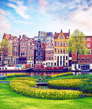 Çiçekler ve eski Hollandalı buil ile güzel sihirli bahar manzara