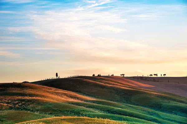 Paisaje escénico con colinas contra nubes en Toscana, Italia. Wo. —  Fotos de Stock
