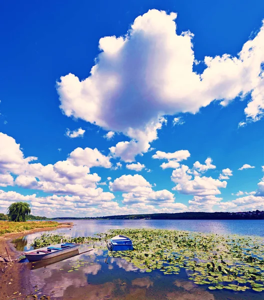 Mystiska landskap med båtar bland näckrosor på en damm på en — Stockfoto