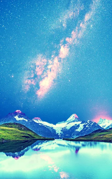 Uma paisagem mágica panorama com um lago nas montanhas no — Fotografia de Stock
